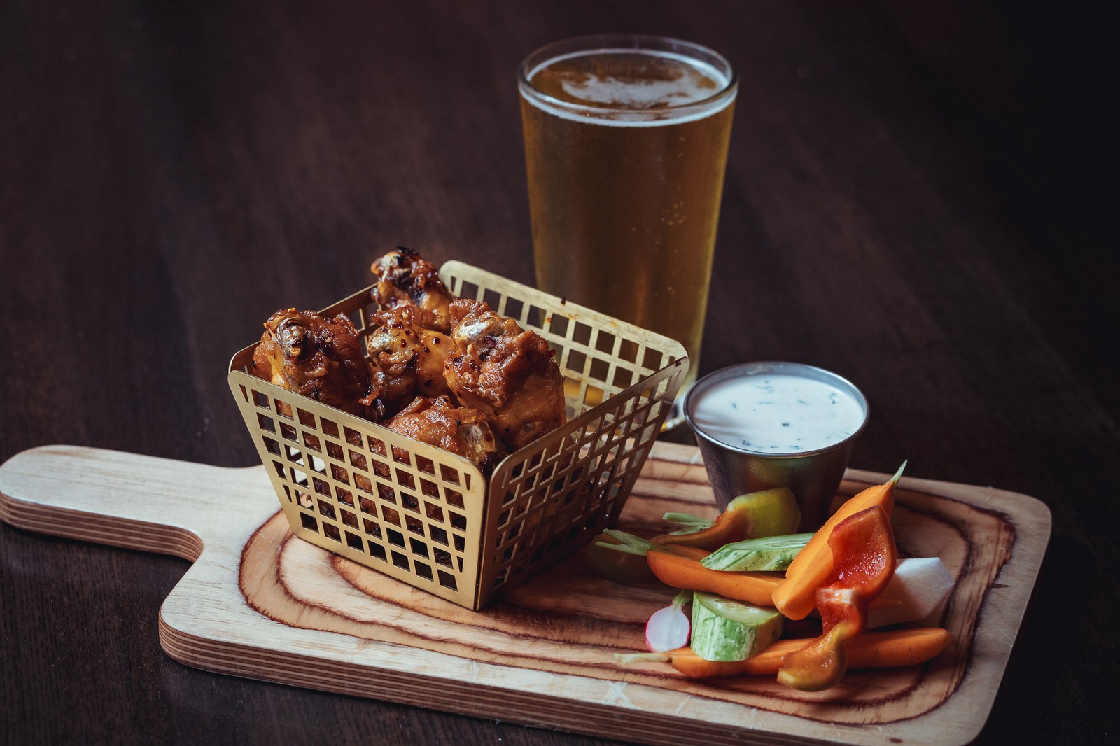 Wings basket with a draft beer - Far Corner Wings basket with a draft beer - Far Corner
